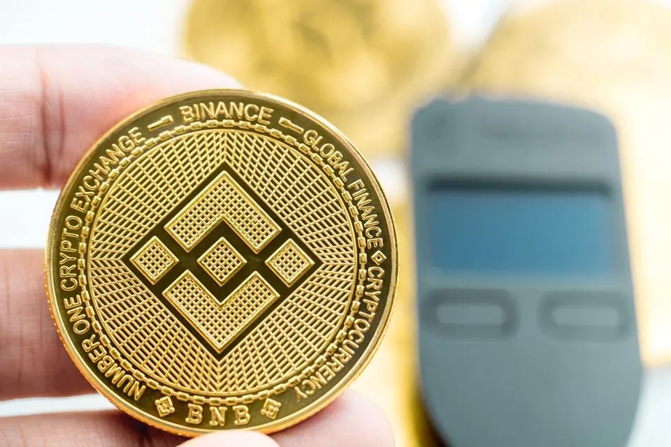 رکوردشکنی تاریخی BNB با عبور از ۸۲۷ دلار