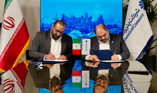 امضای تفاهمنامه حمل ۸۰ هزار تن محصولات پتروشیمی جم با شرکت فجر جهاد منعقد شد امضای تفاهمنامه حمل ۸۰ هزار تن محصولات پتروشیمی جم با شرکت فجر جهاد منعقد شد