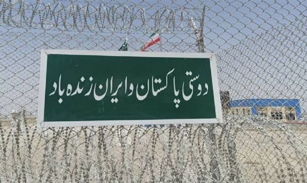 پاکستان تردد تجار از مرز زمینی به ایران را از سر گرفت پاکستان تردد تجار از مرز زمینی به ایران را از سر گرفت